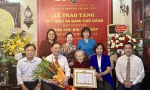 Hà Nội: Chủ tịch Ủy ban MTTQ Việt Nam thành phố trao Huy hiệu 80 năm tuổi Đảng tặng cụ Bùi Thị Thấp