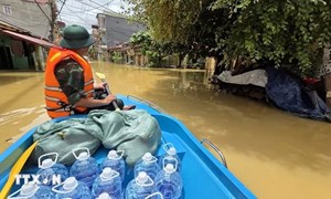 Lực lượng vũ trang xuyên đêm giúp dân khắc phục hậu quả mưa lũ tại Lạng Sơn