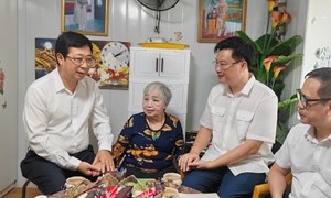 Phó Chủ tịch Cao Xuân Thạo trao quà tri ân Mẹ Việt Nam Anh hùng Nguyễn Thị Kim Loan