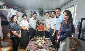 Phó Chủ tịch Cao Xuân Thạo trao quà tri ân Mẹ Việt Nam Anh hùng Nguyễn Thị Kim Loan