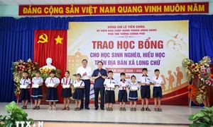 Phó Thủ tướng Lê Tiến Châu trao học bổng cho học sinh nghèo hiếu học ở Tây Ninh