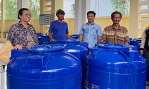 Vĩnh Long: Ủy ban MTTQ Việt Nam tỉnh trao tặng bồn chứa nước hỗ trợ người dân khó khăn 