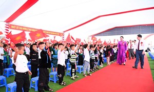 Phó Chủ tịch - Tổng Thư ký Ủy ban Trung ương MTTQ Việt Nam Hà Thị Nga dự lễ khai giảng tại trường vùng biên Lai Châu