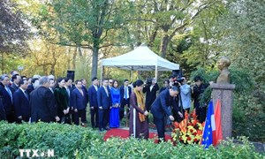 Tổng Bí thư, Chủ tịch nước Tô Lâm dâng hoa tại Tượng Chủ tịch Hồ Chí Minh ở Montreuil