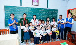 Đoàn công tác thành phố Hồ Chí Minh thăm, tặng quà quân dân tại đảo Hòn Khoai và Hòn Chuối 