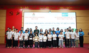 Tổng LĐLĐ Việt Nam trao tặng nhiều phần quà thiết thực tới phụ nữ, học sinh tỉnh Lạng Sơn 