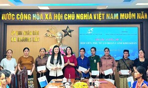 Trung ương Hội LHPN Việt Nam tặng quà phụ nữ, trẻ em khó khăn ở Mường Lát