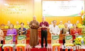 Đồng Tháp: Ủy ban MTTQ Việt Nam tỉnh trao tặng 500 phần quà cho người dân có hoàn cảnh khó khăn