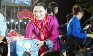 Phó Chủ tịch - Tổng Thư ký Hà Thị Nga tham dự Đêm hội trăng rằm “Lồng đèn thắp sáng ước mơ” tại Cần Thơ 