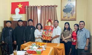 Cần Thơ: Ủy ban MTTQ Việt Nam thành phố thăm chức sắc, chức việc, tín đồ nhân kỷ niệm 68 năm Ngày viên tịch của Đức Tông Sư Minh Trí