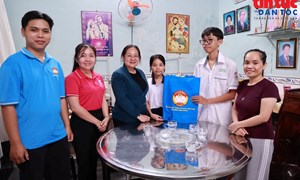 Tiếp sức đến trường cho trẻ mồ côi cha mẹ do dịch COVID-19
