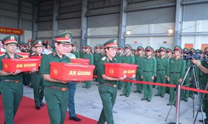 Vận chuyển 15.401 mẫu sinh phẩm hài cốt liệt sĩ bằng máy bay quân sự ra Hà Nội để giám định ADN