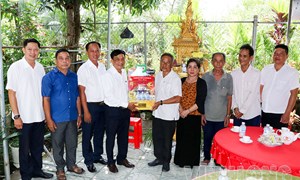 Vĩnh Long: Ủy ban MTTQ Việt Nam tỉnh thăm, tặng quà chức sắc, chức việc, người có uy tín nhân dịp Lễ Sêne Đôlta