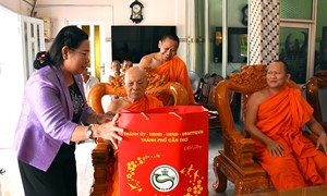 Cần Thơ: Chủ tịch Ủy ban MTTQ Việt Nam thành phố thăm, chúc mừng lễ Sene Đolta năm 2026 