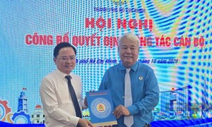 Tổng LĐLĐ Việt Nam trao quyết định công nhận Chủ tịch LĐLĐ thành phố Hồ Chí Minh