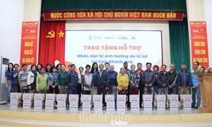 Khánh Hòa: Trao 400 suất quà hỗ trợ người dân bị ảnh hưởng bởi mưa lũ