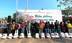 Quảng Trị: Đồn Biên phòng Hướng Phùng trao tặng hơn 840 suất quà cho người dân