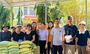 Xã Phước Hà, tỉnh Khánh Hòa trao 300 suất quà cho hộ cận nghèo nhân dịp 30/4