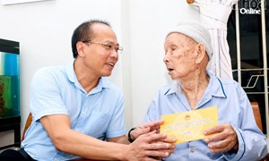Khánh Hòa: Chủ tịch Ủy ban MTTQ Việt Nam tỉnh Nguyễn Khắc Hà thăm, tặng quà tri ân các gia đình có công với cách mạng