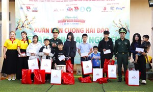 Mang tết đến sớm với bà con biên giới