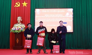 Phó Bí thư Tỉnh ủy, Chủ tịch Ủy ban MTTQ tỉnh Tuyên Quang Ma Thế Hồng thăm, tặng quà Tết tại xã Sà Phìn