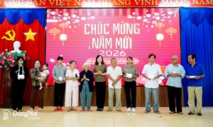 Đồng Nai: Phó Bí thư Tỉnh ủy, Chủ tịch Ủy ban MTTQ Việt Nam tỉnh tặng quà Tết người dân khó khăn phường Bình Long