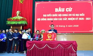 Phó Bí thư Tỉnh ủy, Chủ tịch Ủy ban MTTQ Việt Nam tỉnh Tuyên Quang dự khai mạc và bỏ phiếu bầu cử tại xã Quản Bạ