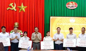 Lâm Đồng trao 1 tỷ đồng hỗ trợ sinh kế cho 5 xã biên giới