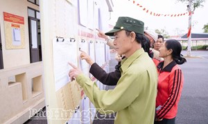 Nông dân trong tỉnh Hưng Yên gửi trọn niềm tin qua từng lá phiếu