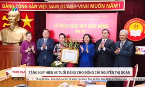 Tặng Huy hiệu 45 năm tuổi Đảng cho đồng chí Nguyễn Thị Doan