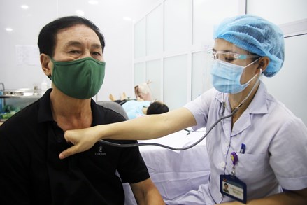 Cận cảnh quy trình tiêm chủng vắc xin phòng COVID-19 trên diện rộng tại Hà Nội