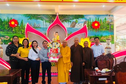 Uỷ ban Mặt trận Tổ quốc Việt Nam tỉnh Bình Thuận thăm và chúc mừng Đại lễ Phật đản năm 2025