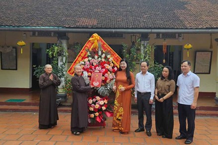 Ủy ban MTTQ thành phố Hà Nội chúc mừng Phân ban Ni giới Hà Nội nhân Đại lễ Phật đản 2025