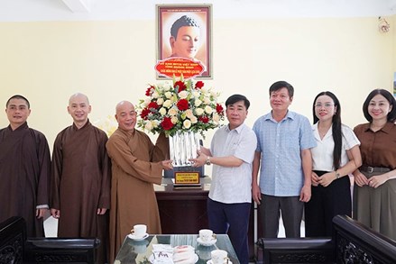 Ủy ban MTTQ tỉnh Quảng Bình thăm, chúc mừng Đại lễ Phật đản