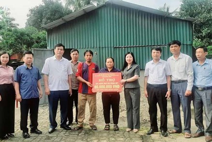 Chủ tịch Ủy ban MTTQ tỉnh Thanh Hóa dự lễ khởi công xây dựng nhà ở cho hộ có hoàn cảnh đặc biệt khó khăn