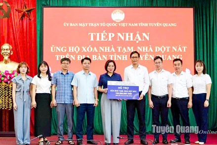 Ủy ban MTTQ tỉnh Tuyên Quang tiếp nhận kinh phí hỗ trợ xoá nhà tạm, nhà dột nát