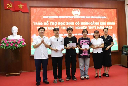 Ủy ban MTTQ Việt Nam tỉnh Điện Biên trao hỗ trợ cho học sinh khó khăn tham gia kỳ thi tốt nghiệp THPT năm 2025