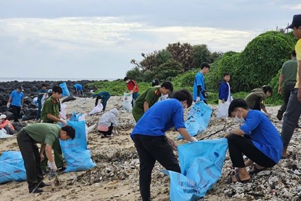 Mặt trận Tổ quốc huyện Phú Quý: Vận động nhân dân tham gia bảo vệ môi trường biển