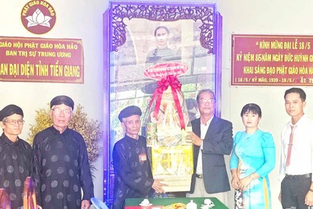 Ủy ban MTTQ Việt Nam tỉnh Tiền Giang thăm, chúc mừng Ban Đại diện Phật giáo Hòa Hảo