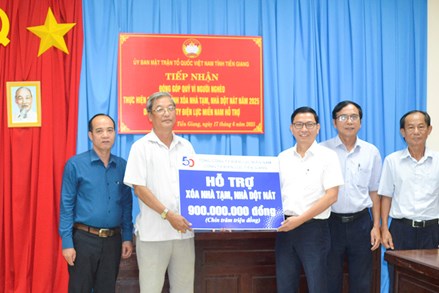 Ủy ban MTTQ Việt Nam tỉnh Tiền Giang tiếp nhận kinh phí xóa nhà tạm, nhà dột nát
