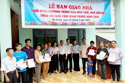 Ủy ban MTTQ tỉnh Bình Phước trao tặng 7 căn nhà đại đoàn kết cho hộ có hoàn cảnh khó khăn xã Đoàn Kết