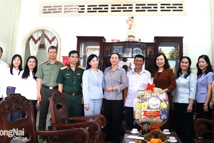 Phó bí thư Tỉnh ủy, Chủ tịch Ủy ban MTTQ Việt Nam tỉnh  Đồng Nai Huỳnh Thị Hằng thăm, tặng quà người có công