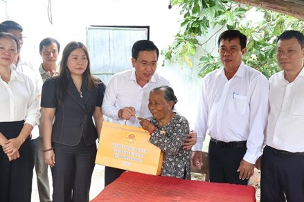 Chủ tịch Ủy ban Mặt trận Tổ quốc Việt Nam tỉnh Khánh Hòa thăm, tặng quà các gia đình liệt sĩ năm 2025
