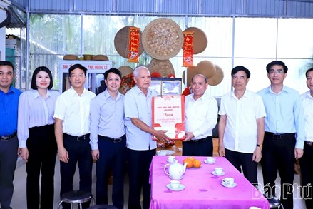 Phó Bí thư Tỉnh ủy, Chủ tịch Uỷ ban MTTQ tỉnh Phú Thọ thăm, tặng quà gia đình người có công tại xã Cao Phong