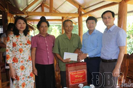 Chủ tịch Ủy ban MTTQ Việt Nam tỉnh Điện Biên Mùa A Vảng tặng quà gia đình chính sách xã Tuần Giáo