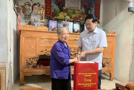 Chủ tịch Ủy ban MTTQ tỉnh Thái Nguyên tri ân gia đình có công với cách mạng