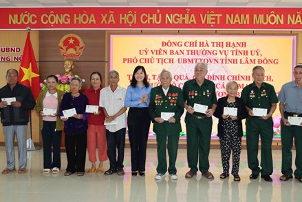 Phó Chủ tịch Ủy ban MTTQ Việt Nam tỉnh Lâm Đồng Hà Thị Hạnh gặp mặt, tặng quà các gia đình chính sách, người có công tại xã Krông Nô