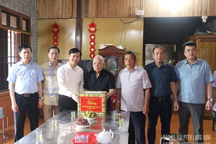 Lãnh đạo Ủy ban Mặt trận Tổ quốc tỉnh Lạng Sơn thăm, tặng quà gia đình chính sách, người có công tại xã Bình Gia