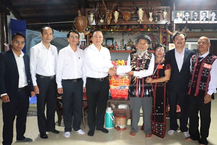 Chủ tịch Ủy ban MTTQ Việt Nam thành phố Đà Nẵng Lê Trí Thanh thăm người có công tiêu biểu xã Sông Vàng