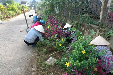 Phụ nữ xã Đạ Tẻh 2 chung tay làm sạch, đẹp đường làng, ngõ xóm